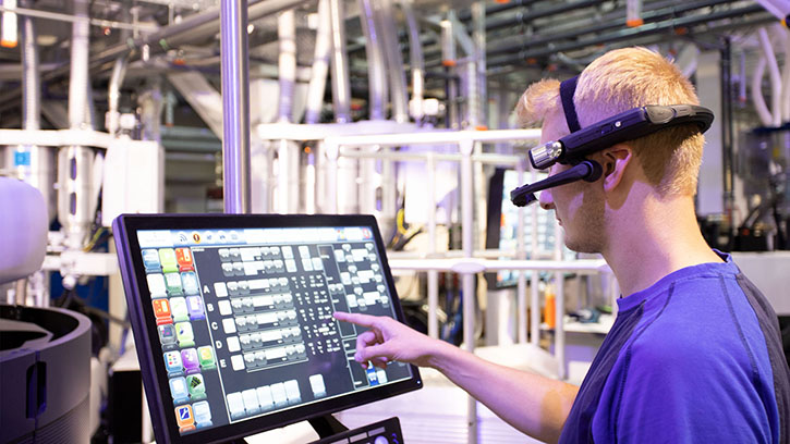 A customer’s assembly team can send on-site assembly activity live by smart glasses to the Reifenhäuser Visual Assistance Cockpi