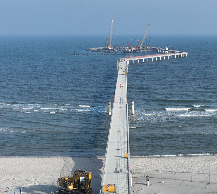 Underwater installation of Secutex H mats at the Prerow pier in northern Germany. Photos from Naue