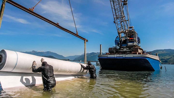 Underwater installation of Secutex H mats at the Prerow pier in northern Germany. Photos from Naue